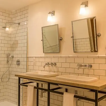 Bed and breakfast Par La Riviere 4*